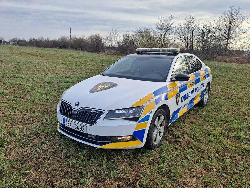 Vozidlo obecní policie Škoda Superb